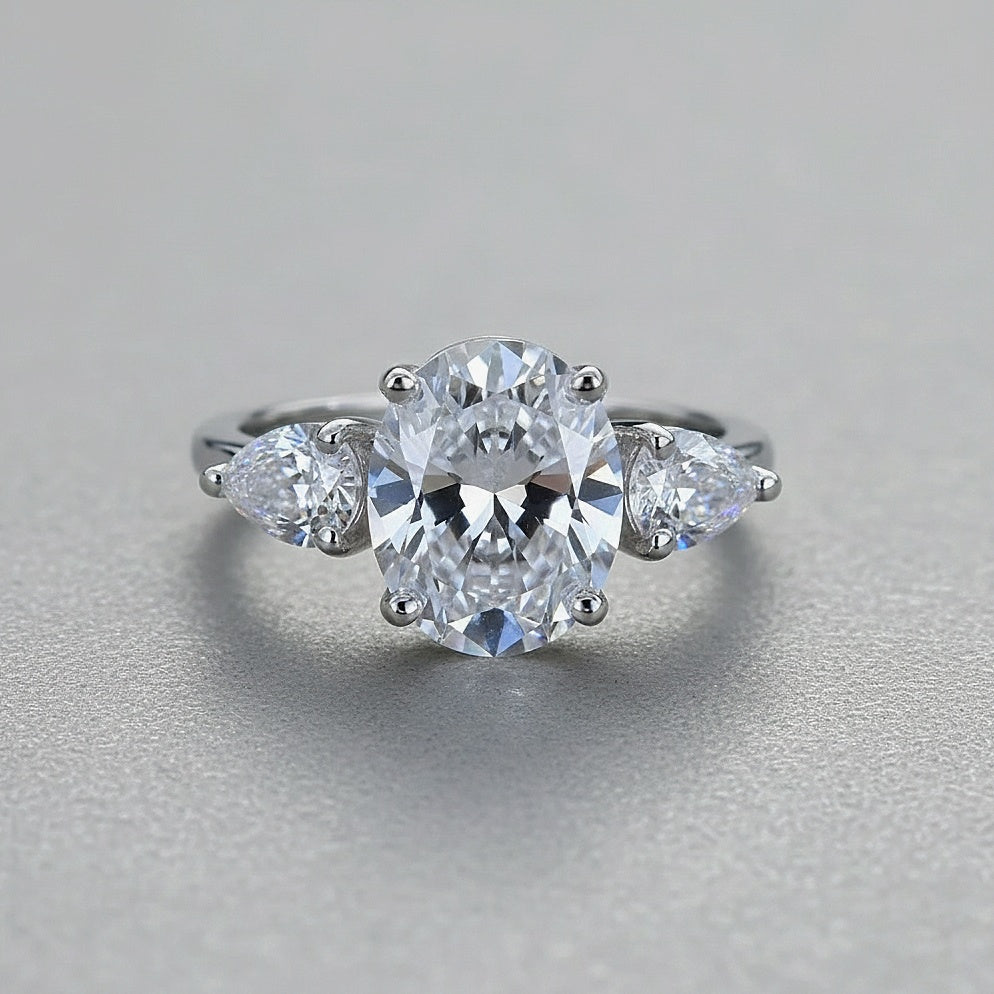 Anillo Único de Tres Piedras en Plata de Ley 925: Elegancia Que Te Acompaña Siempre