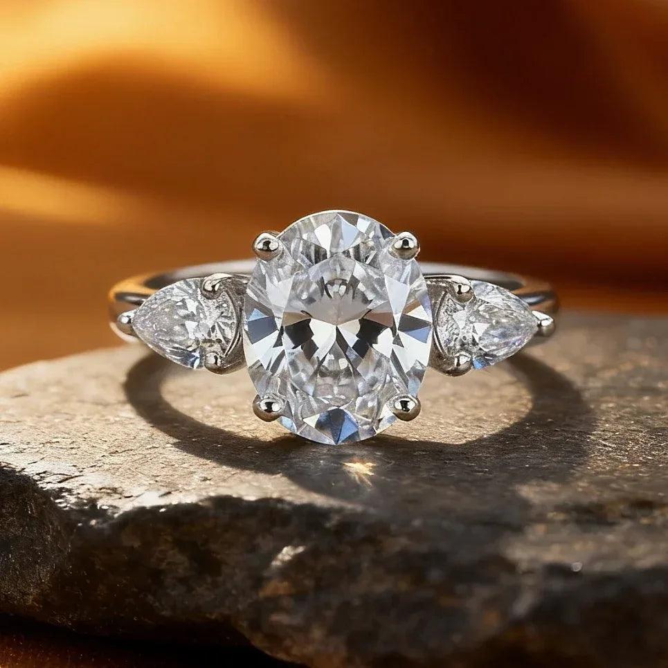 Anillo Único de Tres Piedras en Plata de Ley 925: Elegancia Que Te Acompaña Siempre - ELEGANT