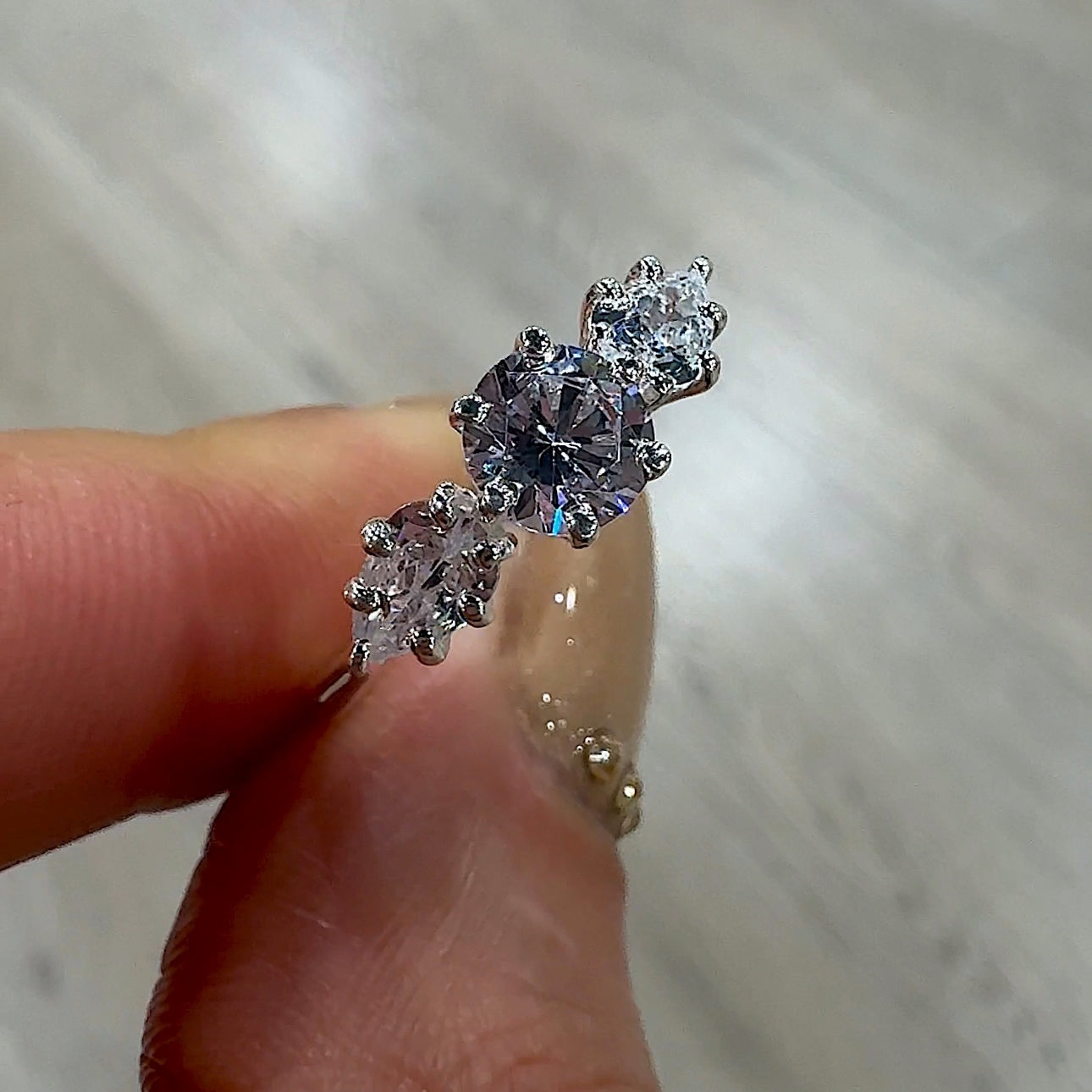 Anillo Único de Tres Piedras en Plata de Ley 925: Elegancia en tu Mano