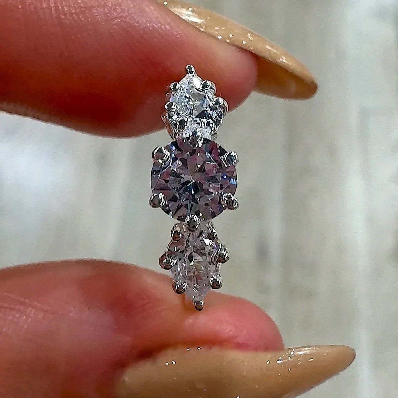 Anillo Único de Tres Piedras en Plata de Ley 925: Elegancia en tu Mano - ELEGANT