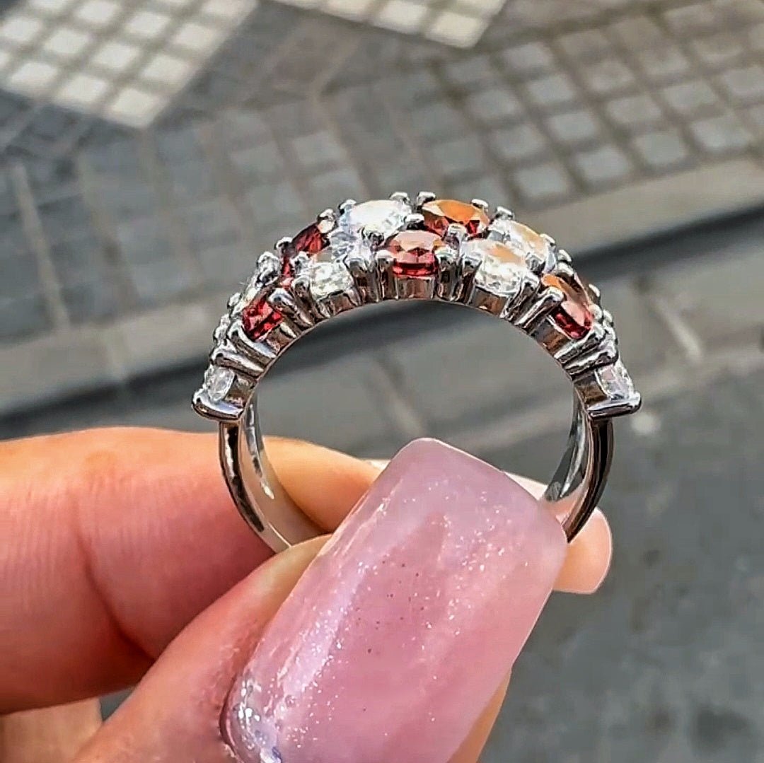 Armonía en Rojo y Blanco: Brillo y Pasión en Perfecta Combinación - ELEGANT