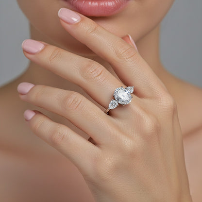 Anillo Único de Tres Piedras en Plata de Ley 925: Elegancia Que Te Acompaña Siempre