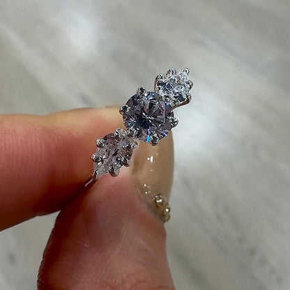 Anillo Único de Tres Piedras en Plata de Ley 925: Elegancia en tu Mano
