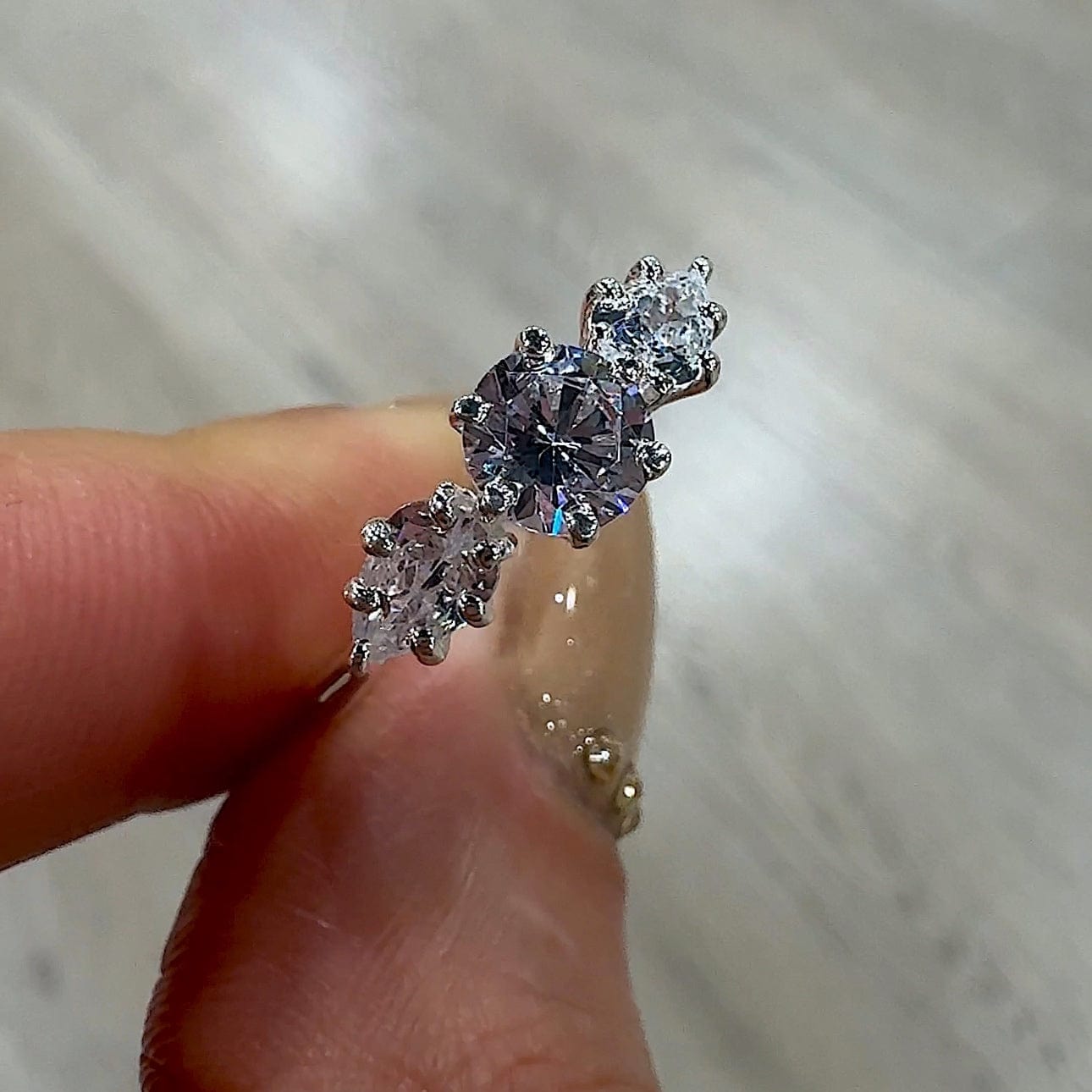 Anillo Único de Tres Piedras en Plata de Ley 925: Elegancia en tu Mano - ELEGANT