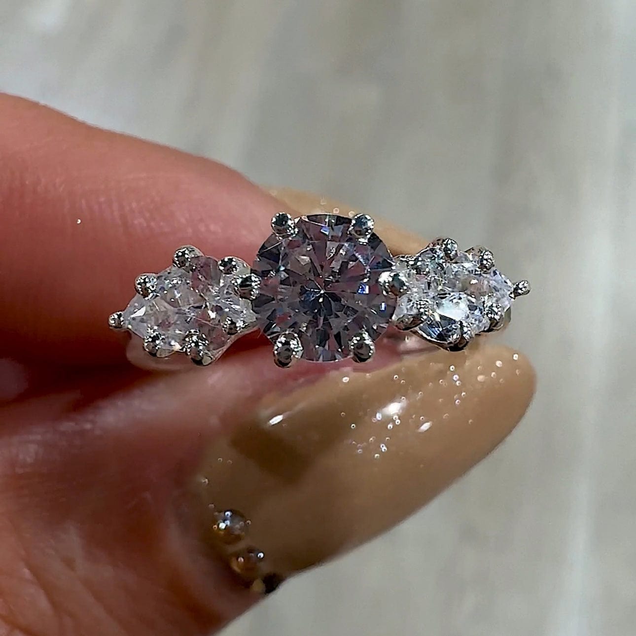 Anillo Único de Tres Piedras en Plata de Ley 925: Elegancia en tu Mano - ELEGANT