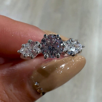 Anillo Único de Tres Piedras en Plata de Ley 925: Elegancia en tu Mano - ELEGANT