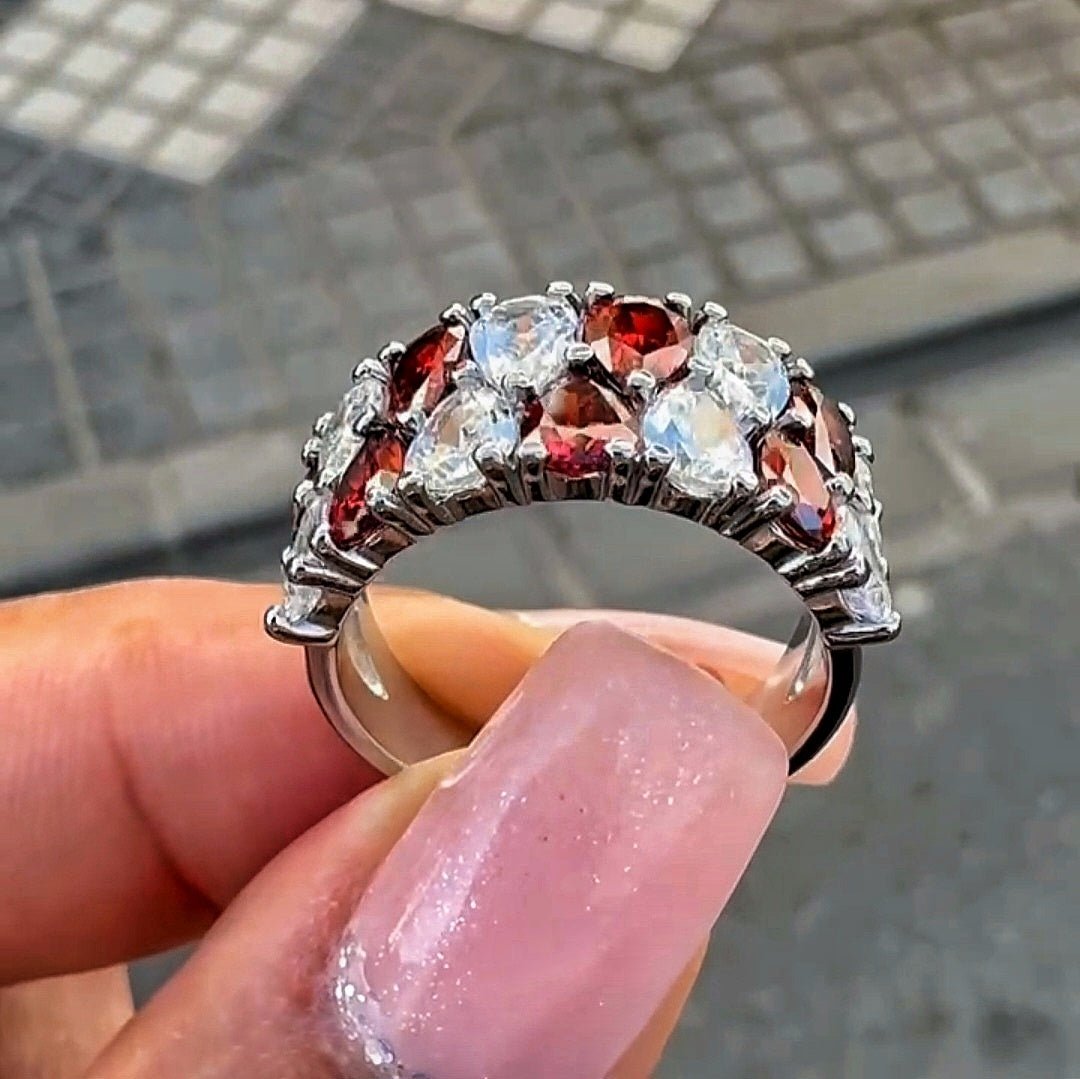 Armonía en Rojo y Blanco: Brillo y Pasión en Perfecta Combinación - ELEGANT