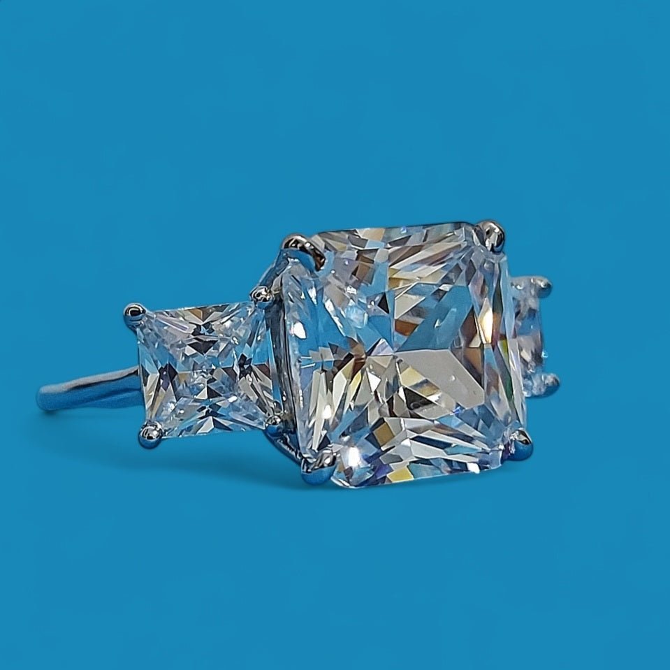 Majestuoso Anillo de Plata con 3 Piedras Brillantes - ELEGANT