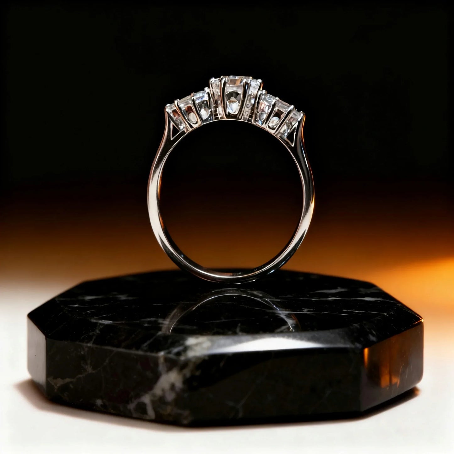 Anillo Único de Tres Piedras en Plata de Ley 925: Elegancia en tu Mano - ELEGANT