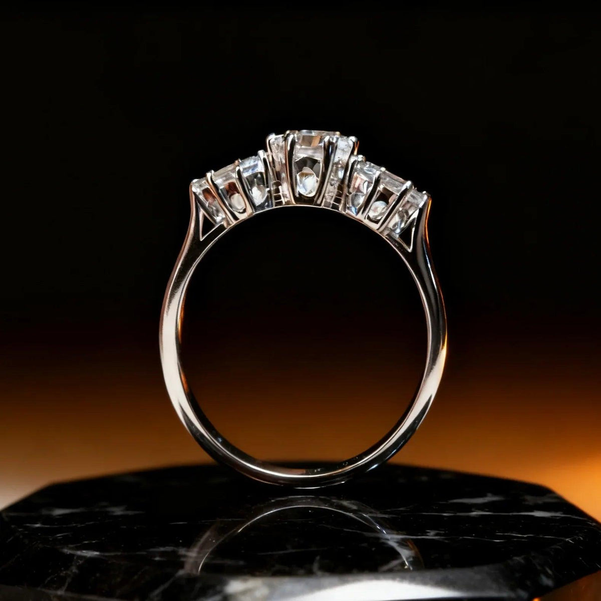 Anillo Único de Tres Piedras en Plata de Ley 925: Elegancia en tu Mano - ELEGANT