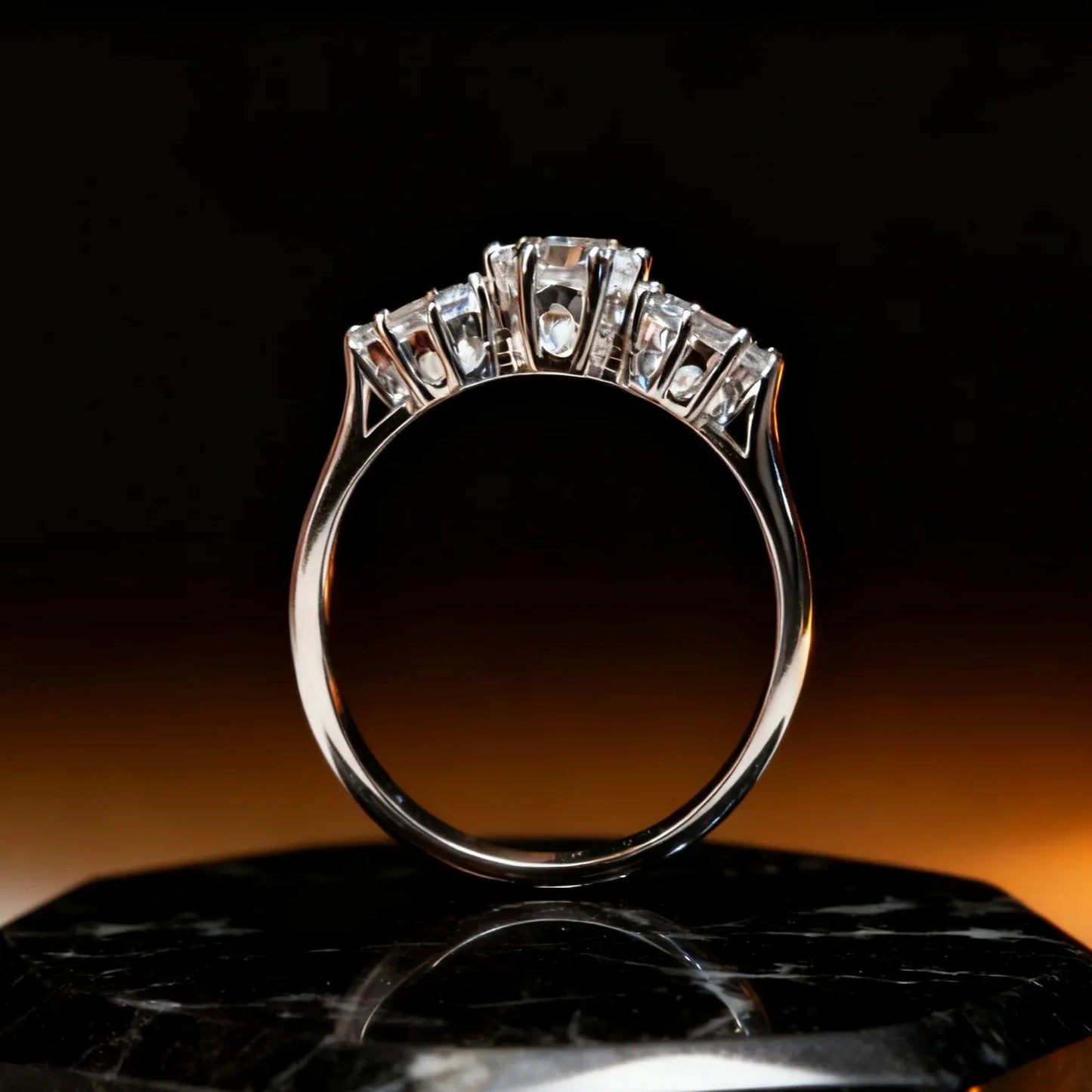 Anillo Único de Tres Piedras en Plata de Ley 925: Elegancia en tu Mano - ELEGANT