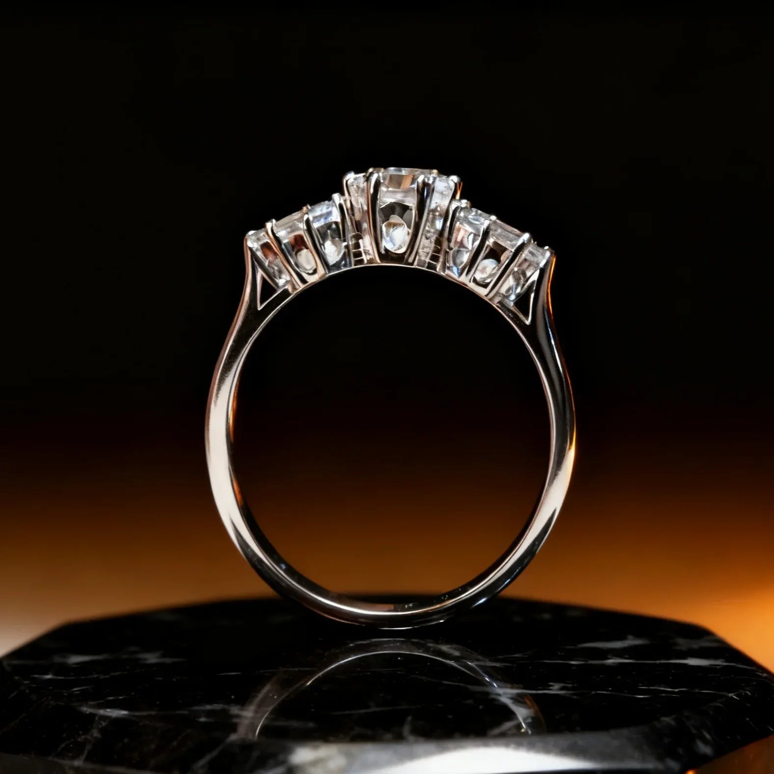 Anillo Único de Tres Piedras en Plata de Ley 925: Elegancia en tu Mano - ELEGANT